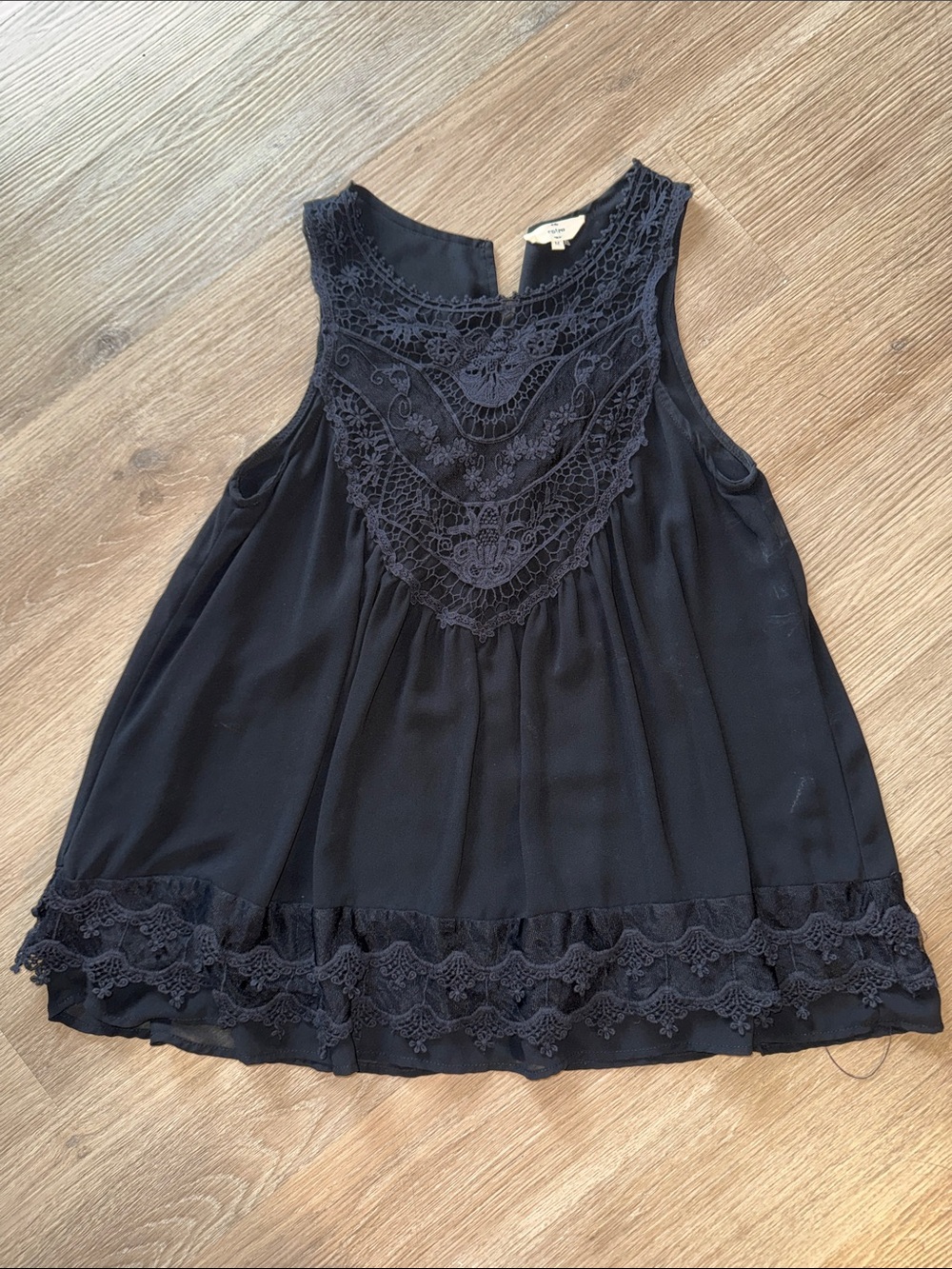 ENTRO Black Lace Decor Trim Flowy Sleeveless Tank Top Blouse